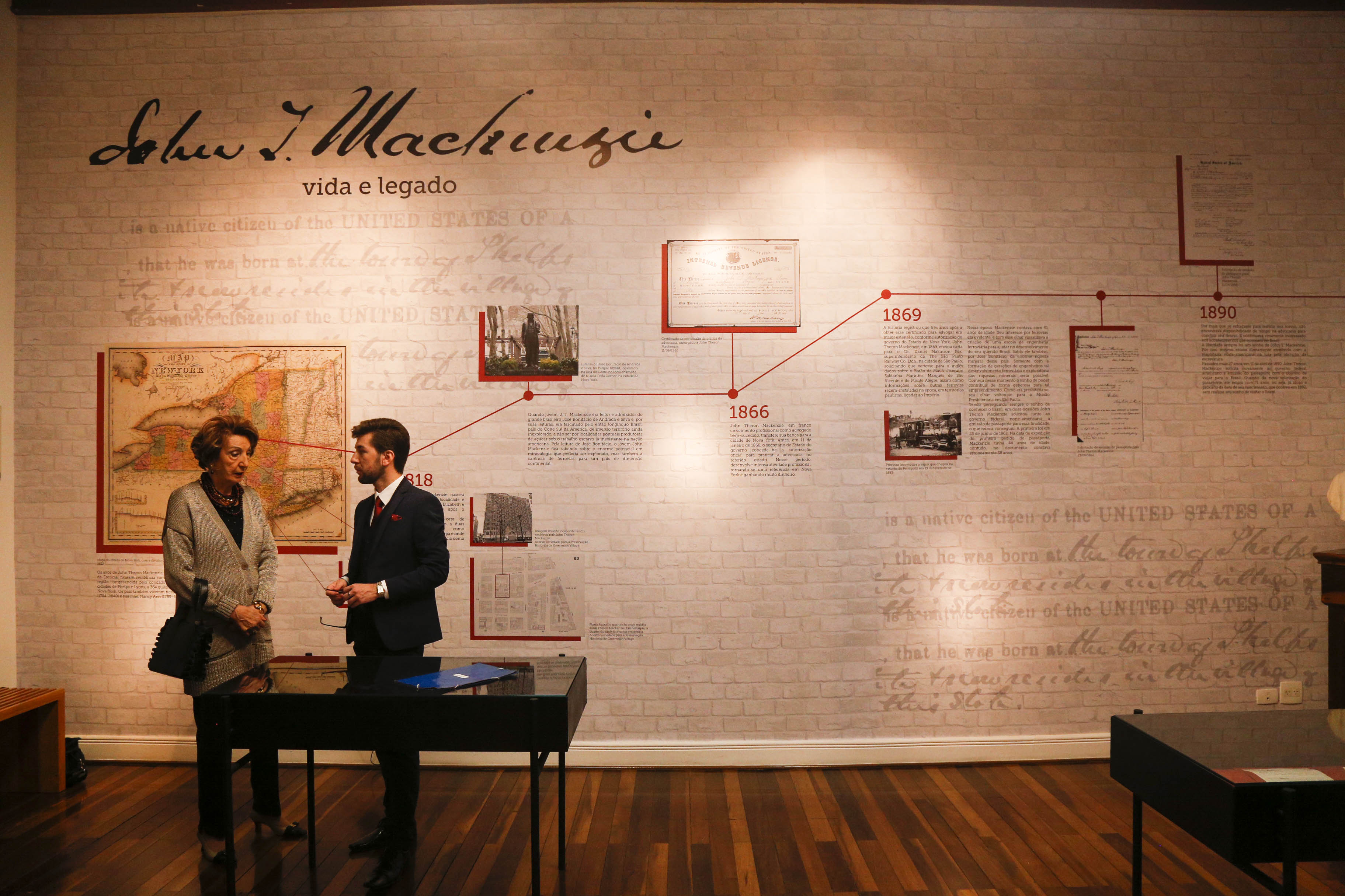 Parede da exposição com linha do tempo