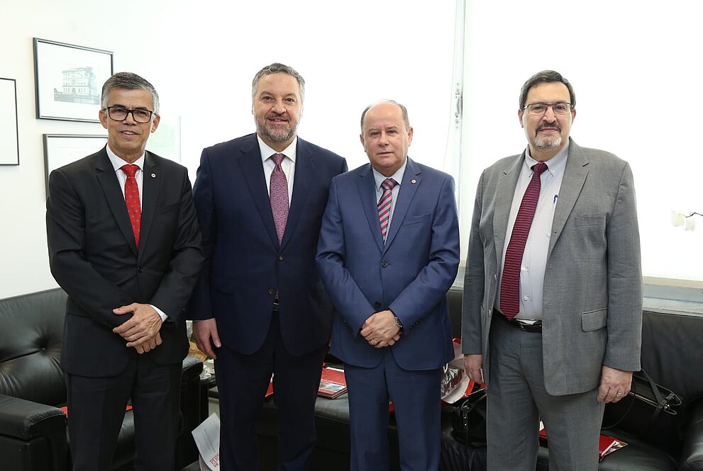 Autoridades do Mackenzie ao lado do embaixador do Canadá