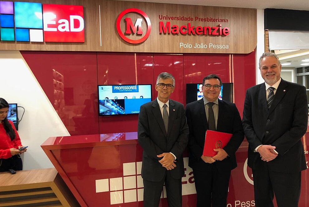 Autoridades mackenzistas posam para foto em fente ao stande de inauguração do polo de EaD do Mackenzie em João Pessoa
