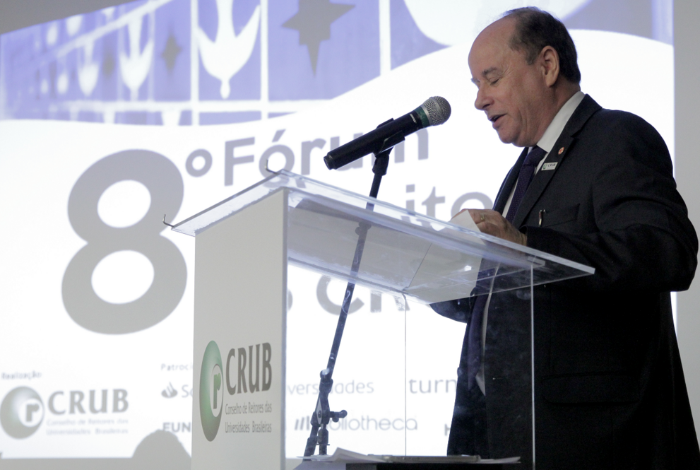 Homem enfrente ao microfone discursando