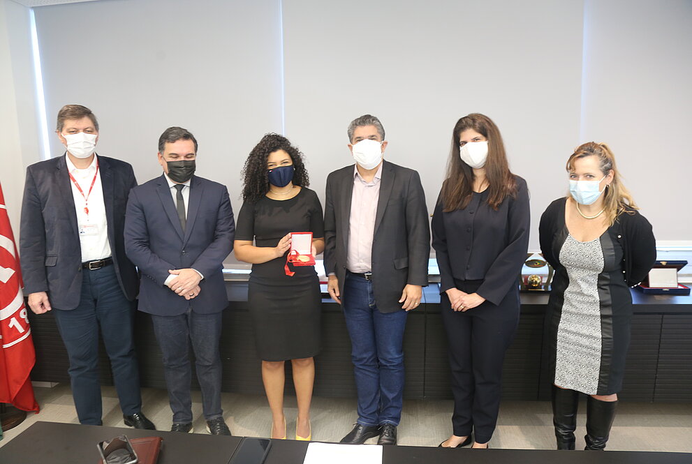 Um grupo de pessoas em pé posando para foto 