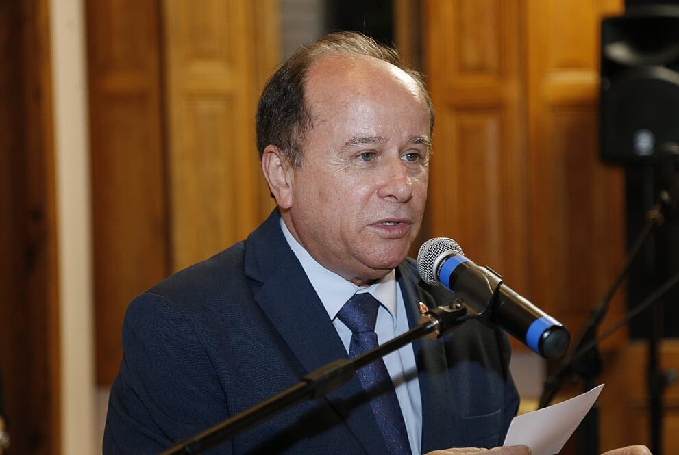 Reitor da UPM discursa atrás de púlpito