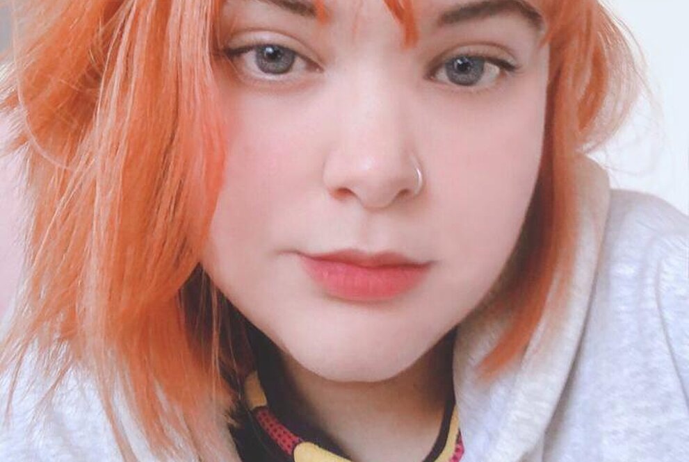 Na foto, aparece o rosto de Viviane, que está vestindo um moletom.