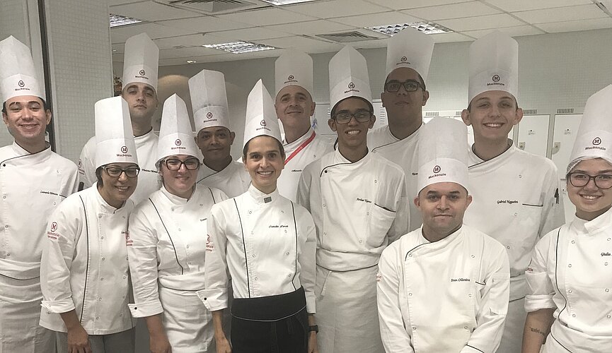 Alunos olhando para foto e sorrindo