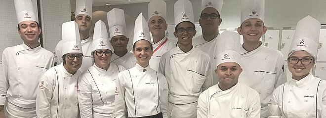 Alunos olhando para foto e sorrindo