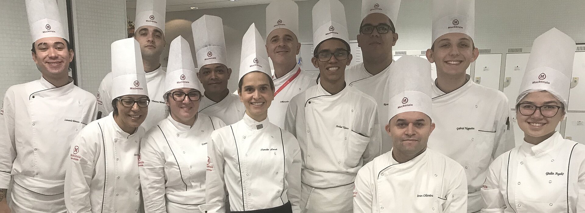 Alunos olhando para foto e sorrindo