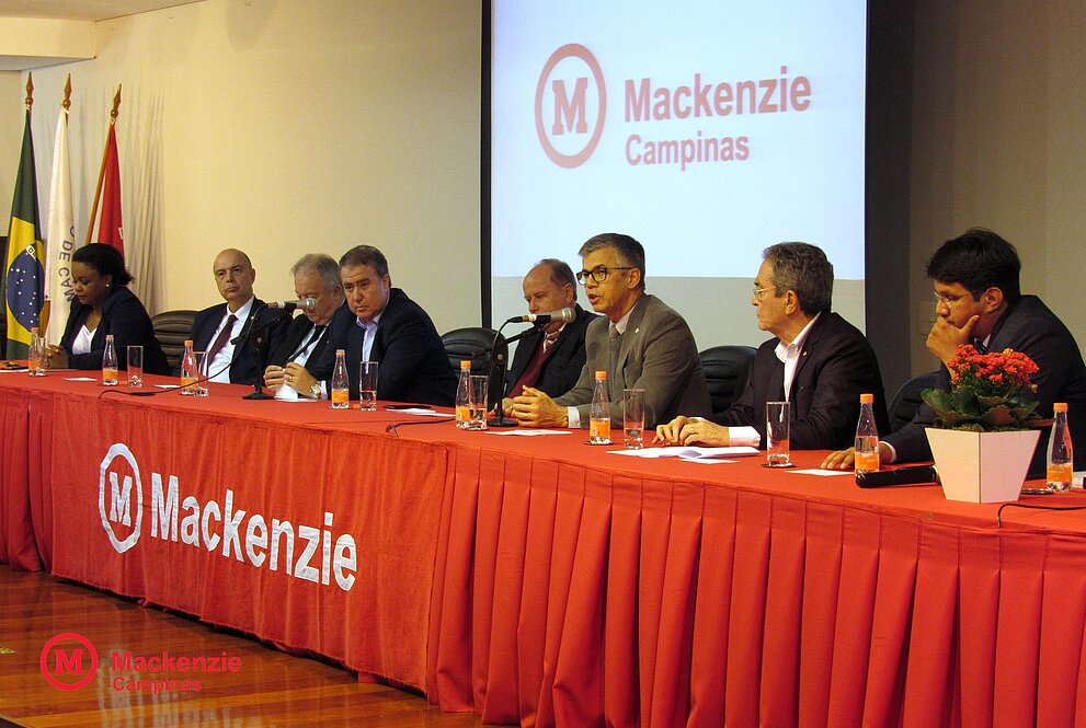 homens sentados à mesa