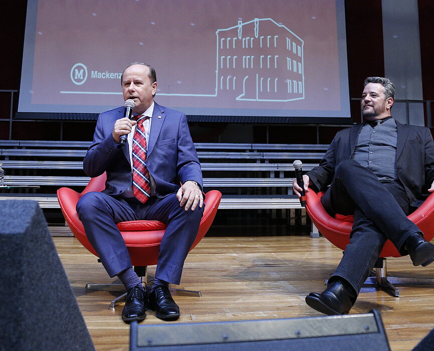 Reitor Benedito Guimarães Aguiar Neto à esquerda e chanceler Davi Charles Gomes à direita.