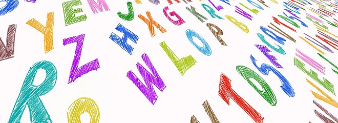 Diversas letras do alfabeto estão espelhadas pela foto. Elas têm diferentes cores e formatos.s