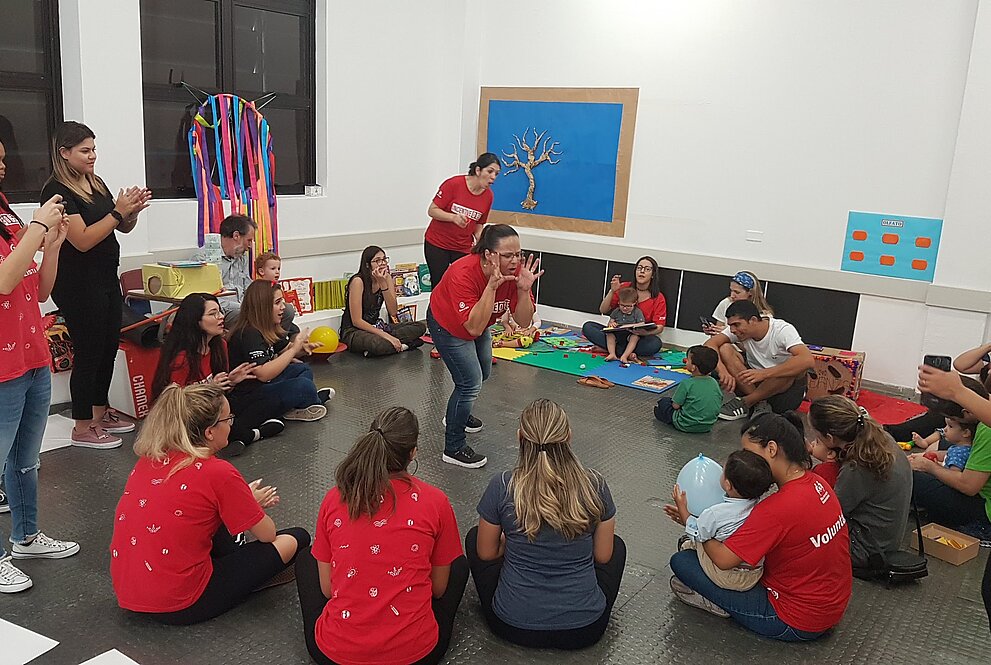 Crianças fazem brincadeiras
