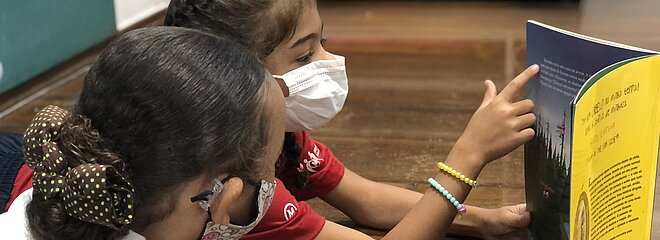 Alunas com o livro 