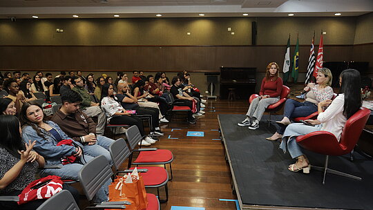 Alunos assistindo a palestra do integramack