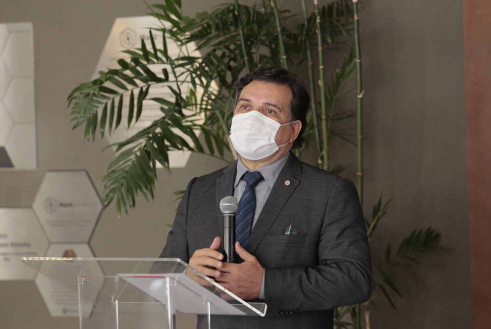 Na foto, o chanceler do Mackenzie aparece usando máscara, falando ao microfone. 