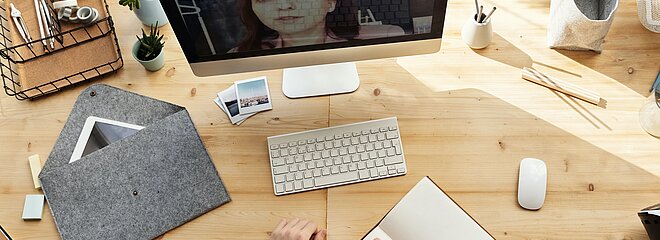Mesa de estudos com um computador, caderno 