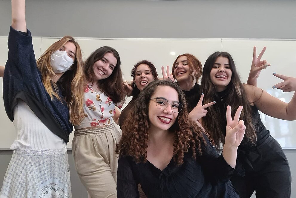 Seis meninas do Grupo de Competição de Direito Ambiental da FDir da UPM