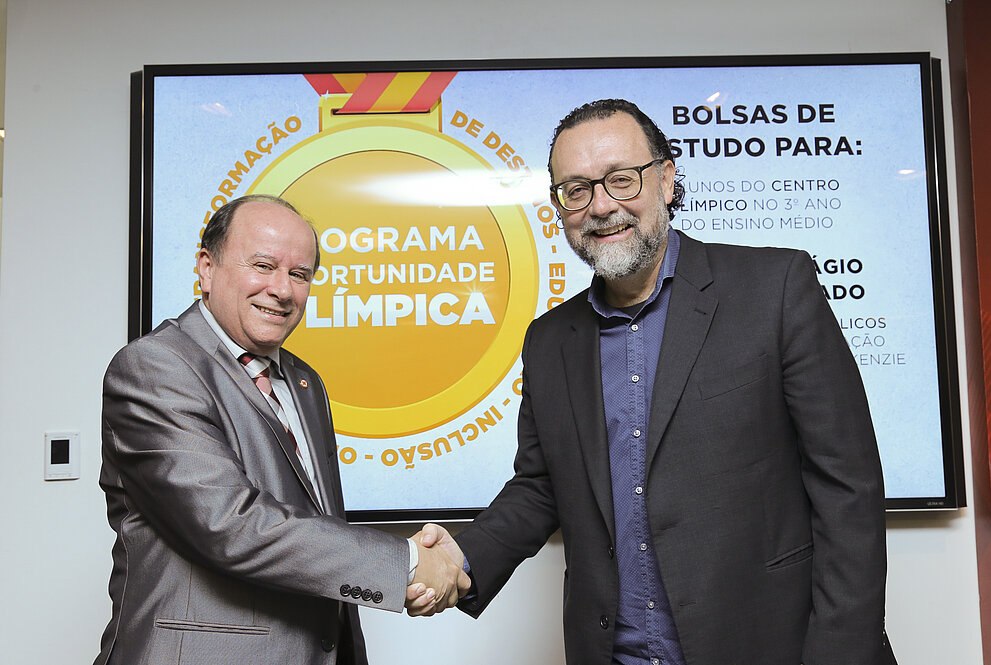 Dois homens apertando as mãos