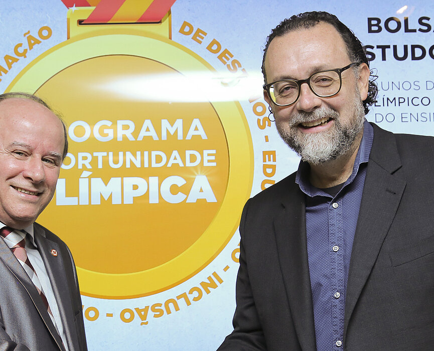 Dois homens apertando as mãos