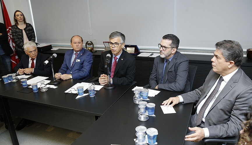 Da esquerda para a direita: Lourival Gomes, Benedito Guimarães Aguiar Neto, Jóse Inácio Ramos, Fernando Gomes de Moraes e Marco Tullio Vasconcelos .