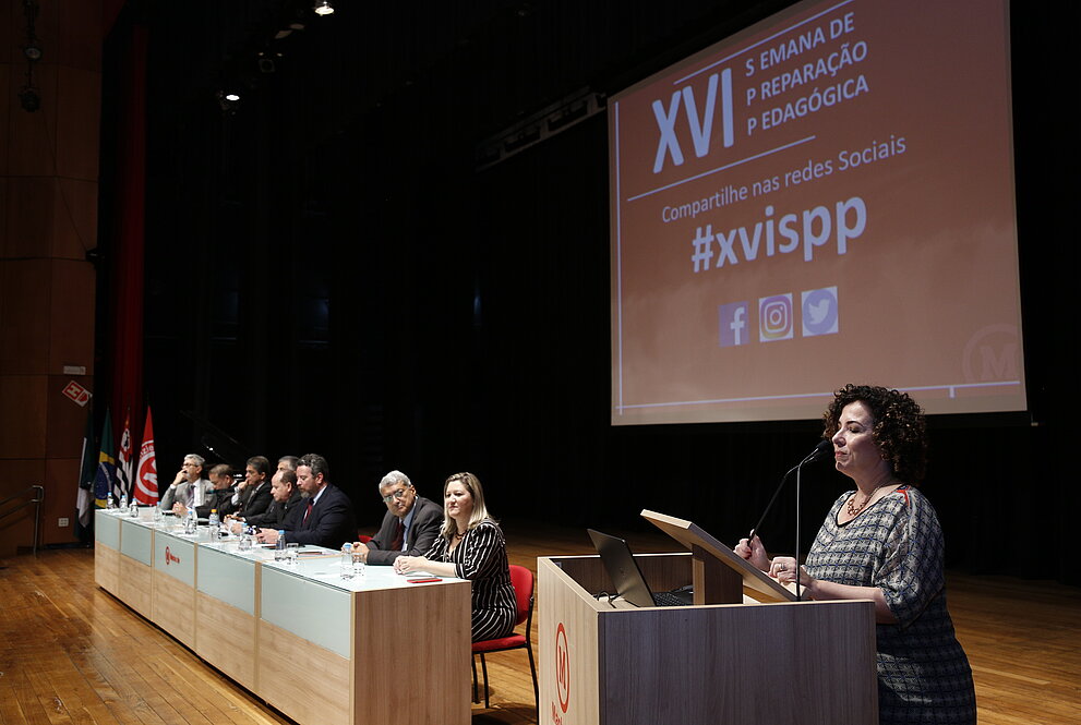 mulher fala para professores