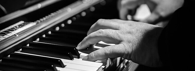 Pessoa tocando piano.