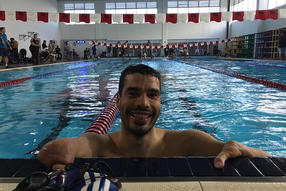 Atleta na beira da piscina
