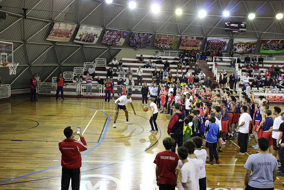 Bruno Caboclo demonstra suas jogadas aos alunos. 