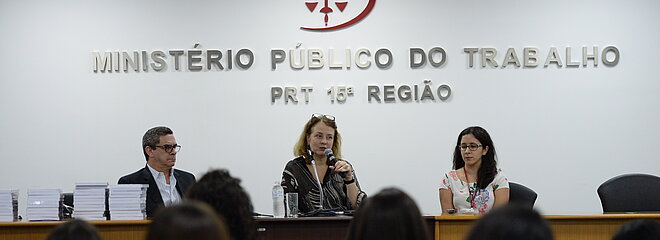 Ministério Público do Trabalho com três pessoas na mesa.
