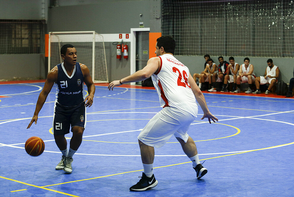 Escola Naval e Mackenzie na modalidade basquete. 