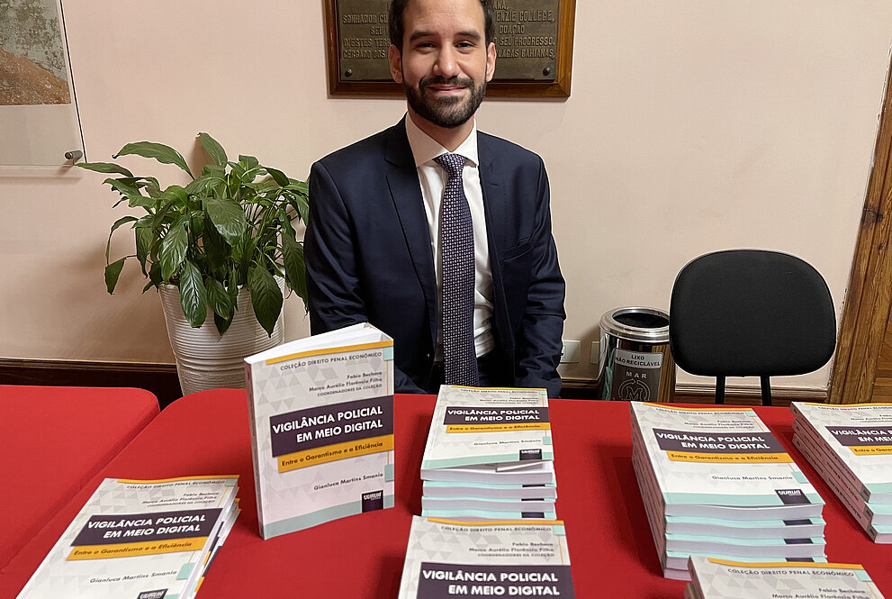 O autor em mesa com seus exemplares. 