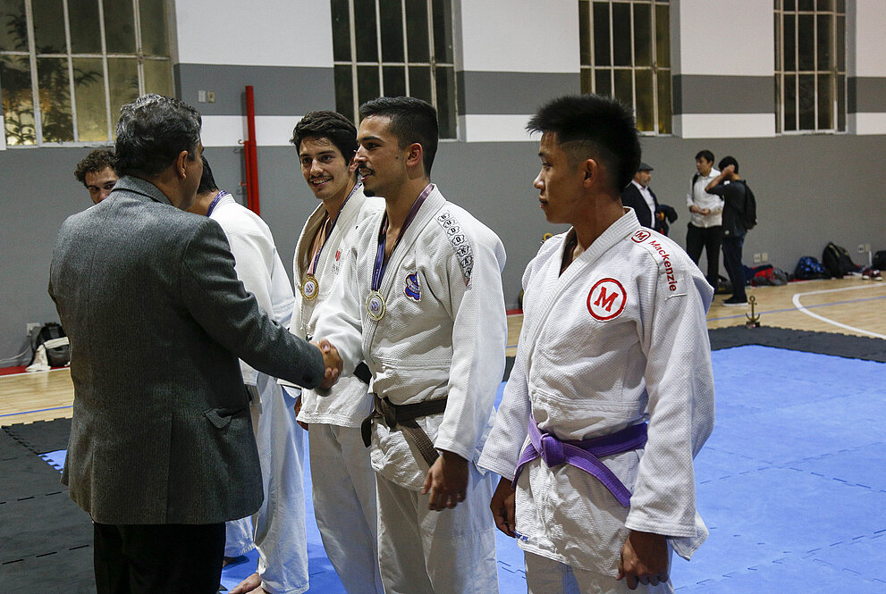 Atletas recebendo medalhas. 