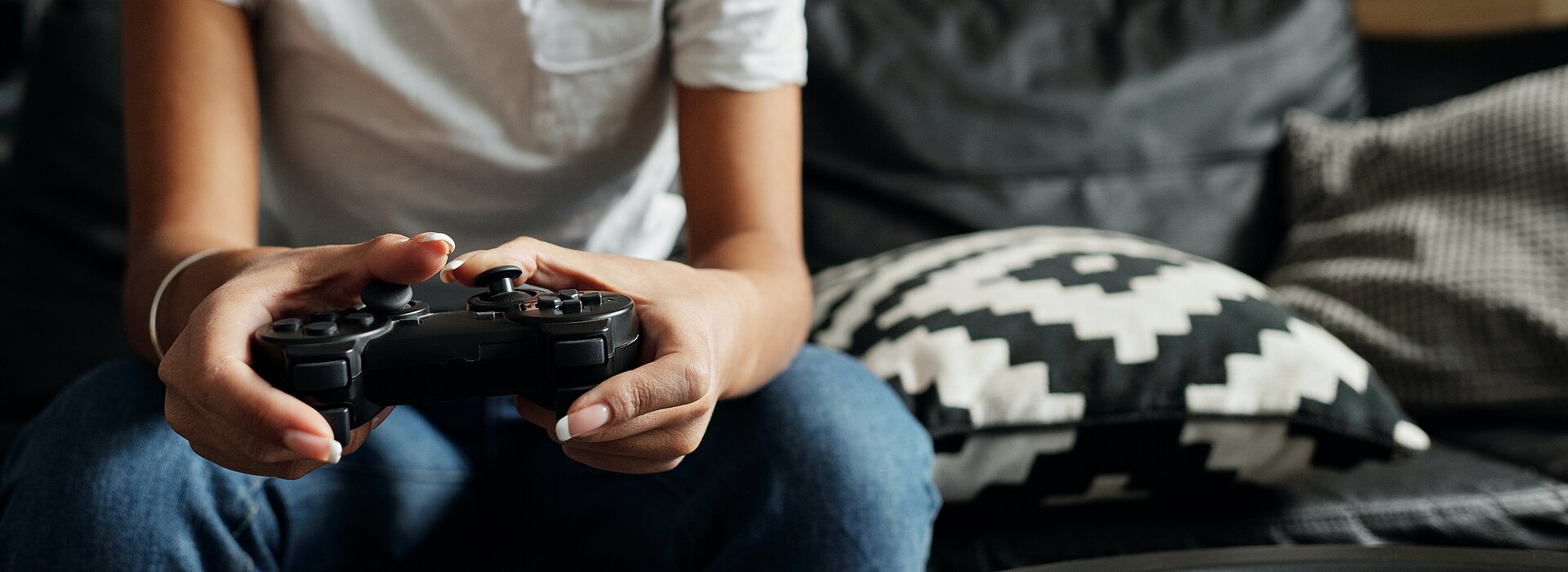 Menina jogando videogame em sala de estar