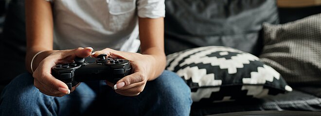 Menina jogando videogame em sala de estar 