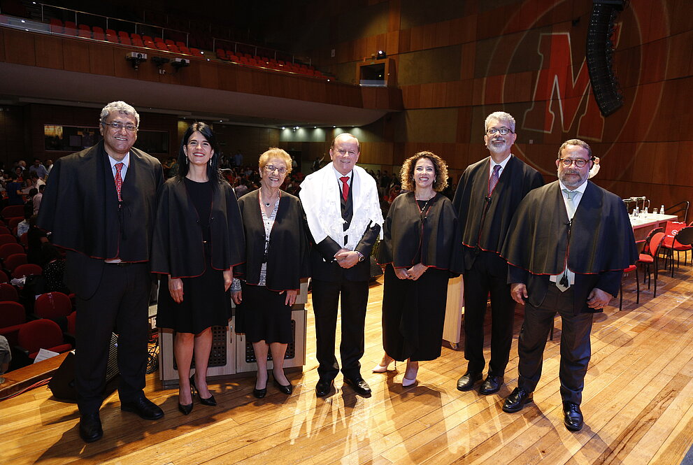 Autoridades posam para foto no palco do auditório Ruy Barbosa.