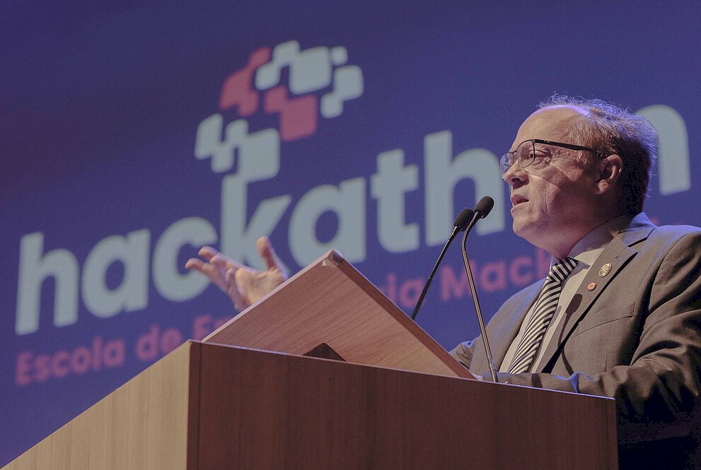 Diretor da EE, Marcos Massi no evento. 