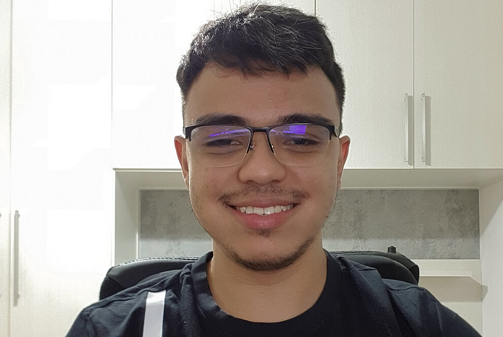 Jovem rapaz sorrindo