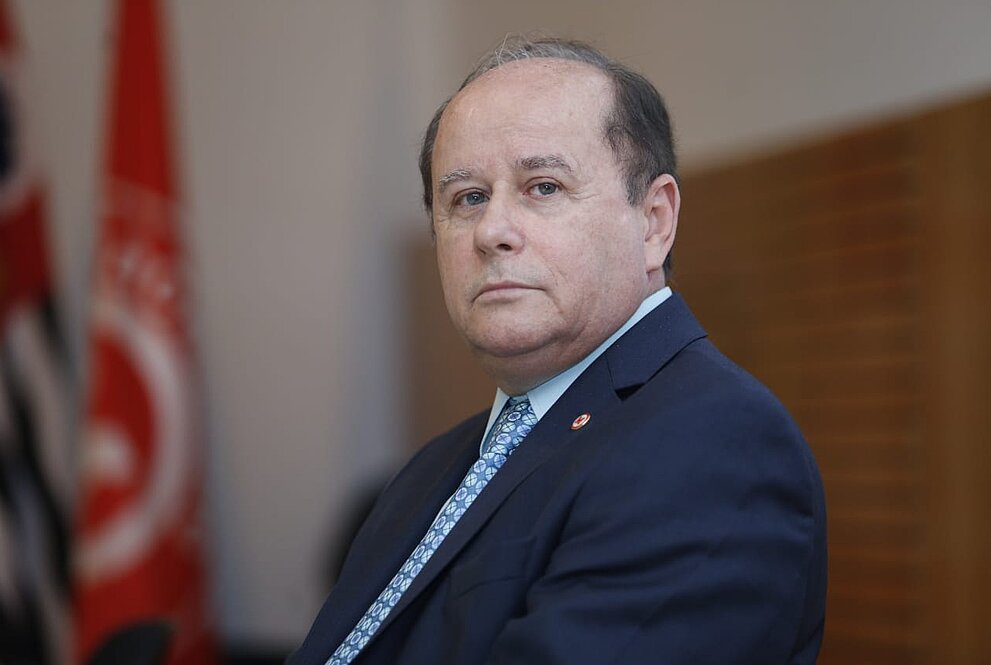 reitor da universidade está de lado olhando em outra direção