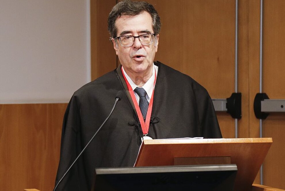 Um homem no púlpito fazendo um discurso