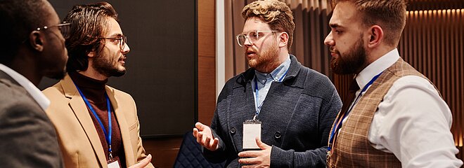 A imagem apresenta árbitros conversando. 