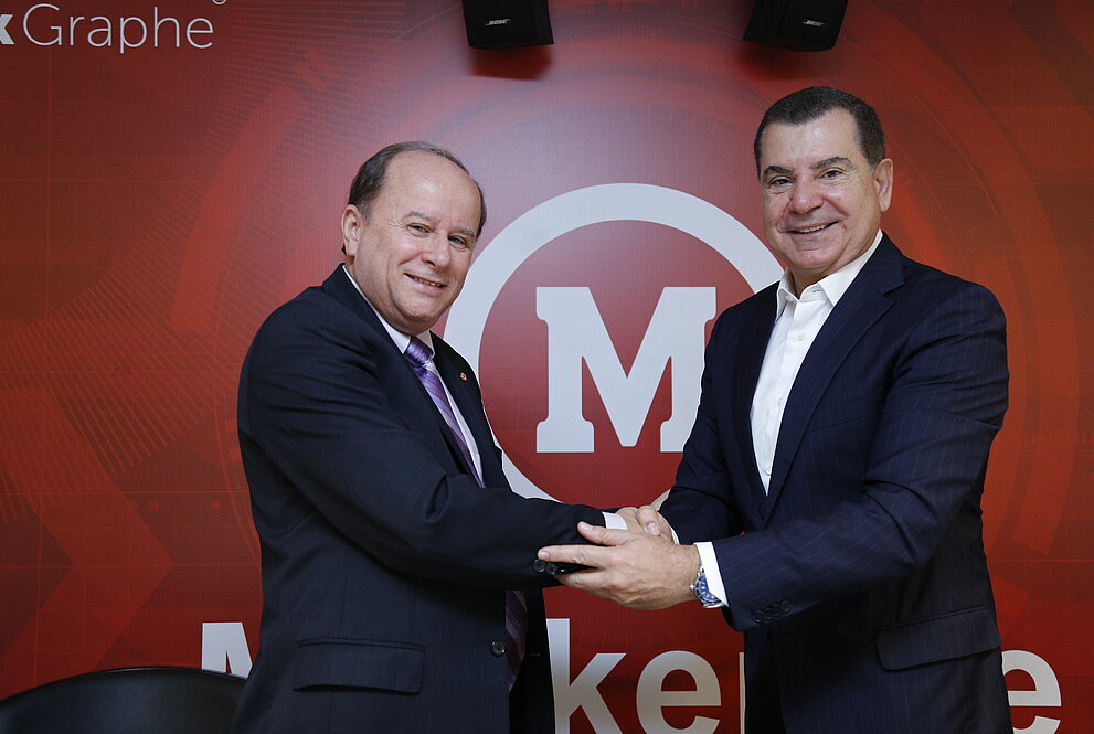 reitor da universidade Mackenzie cumprimenta Juan Quirós, presidente da São Paulo Negócios