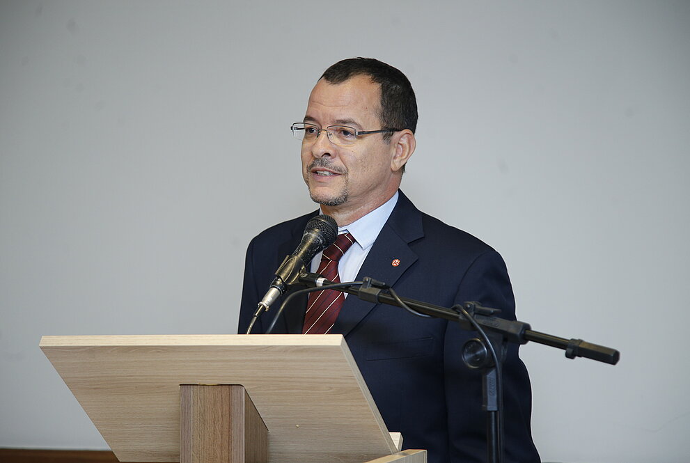 Paulo sobre o palco, anuncia apresentação