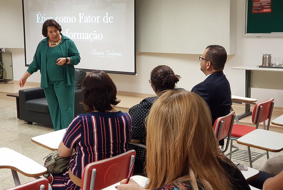 Eliana Calmon se apresenta para sala cheia