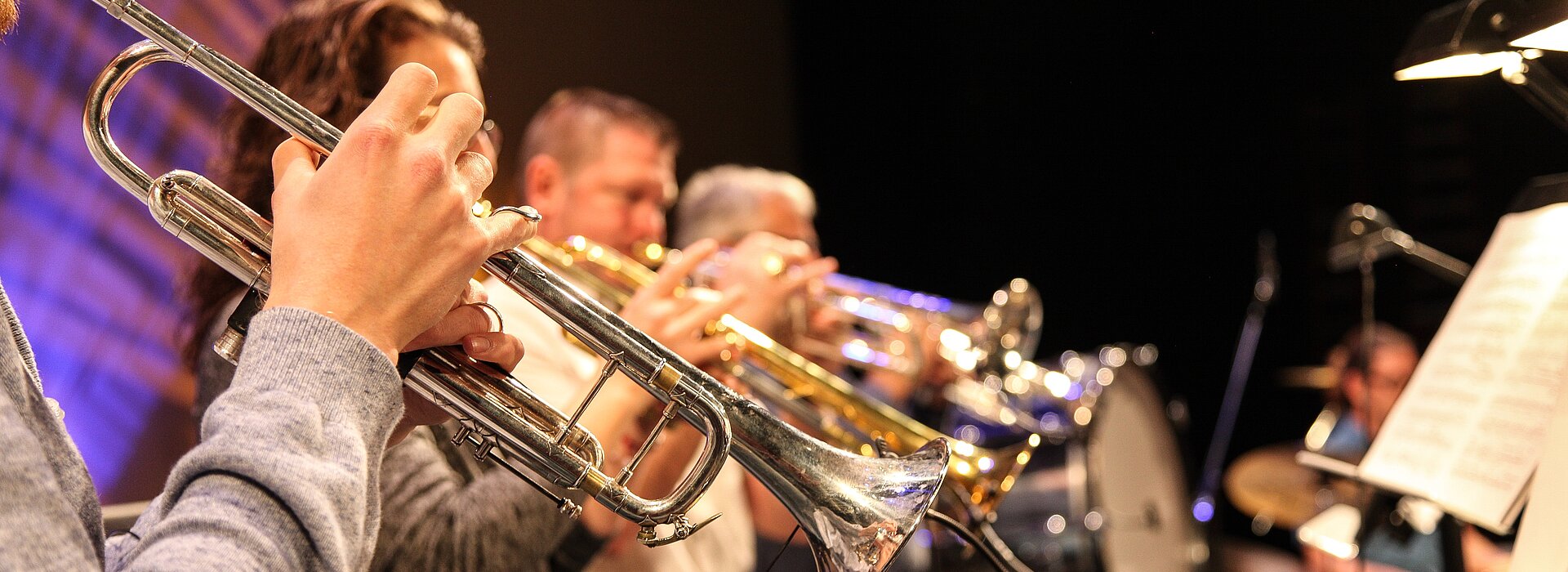 Músicos tocando saxofones