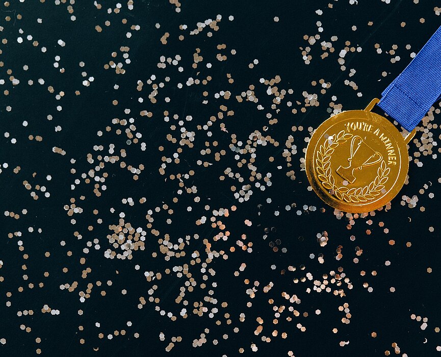 Imagem com uma medalha de ouro