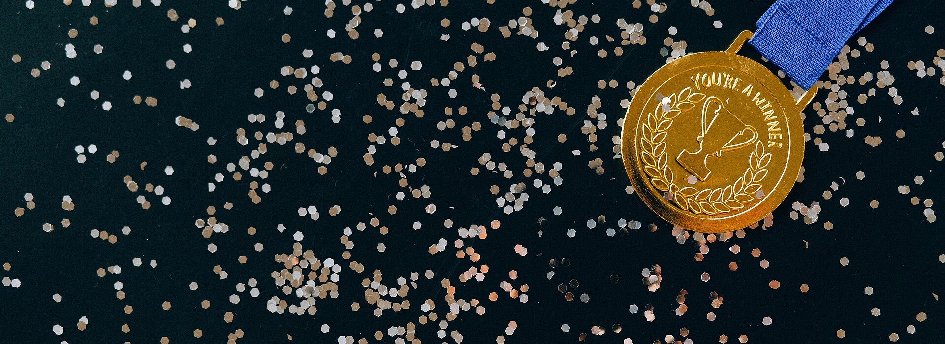 Imagem com uma medalha de ouro