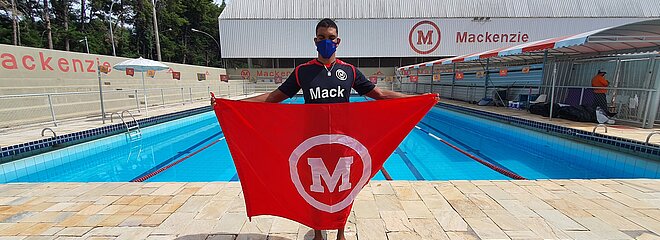 Wendell Belarmino em frente a piscina. 