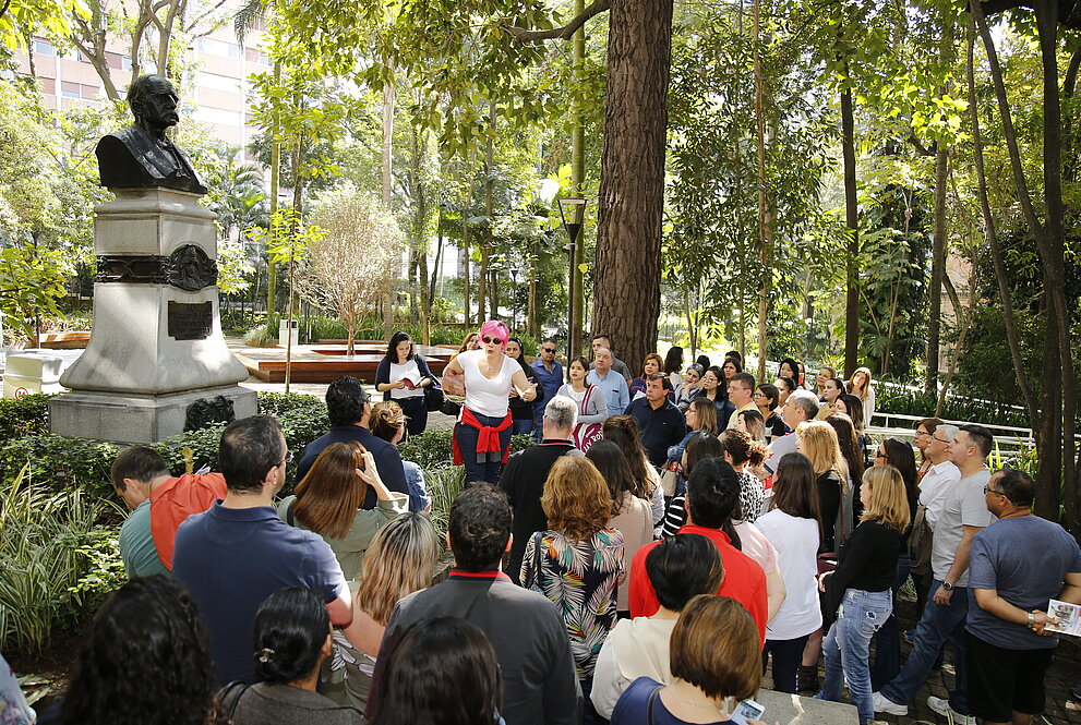 multidão reunida em meio ao Bosque