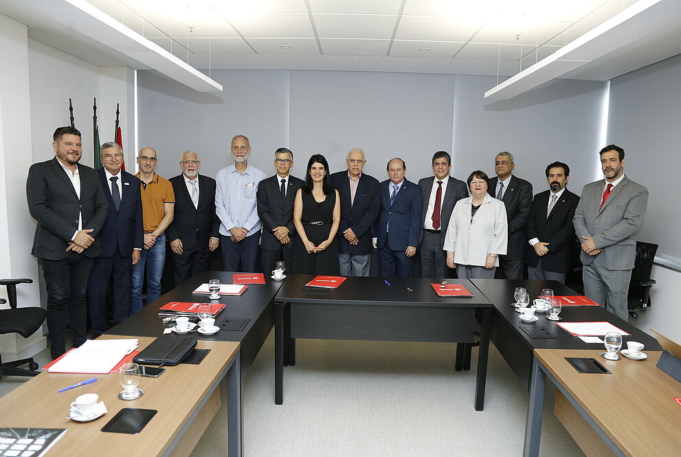 Autoridades Mackenzistas e da Santa Casa de São Paulo reunidas em sala de reunião