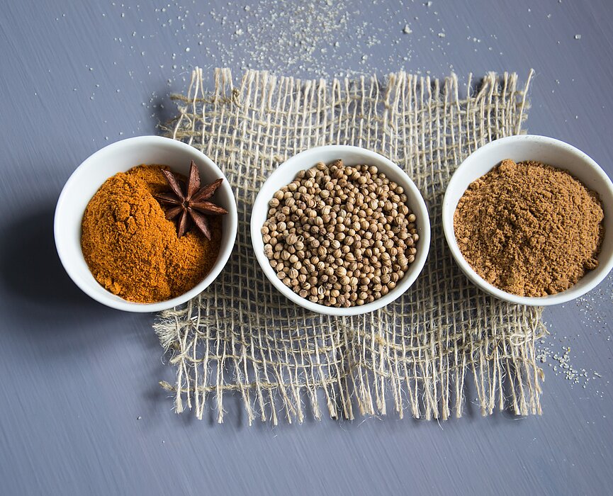 Três tipos de ingredientes espalhados em potes brancos