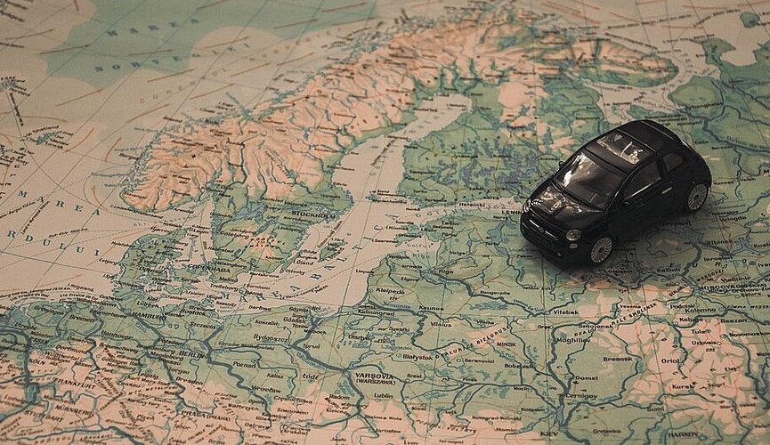 Mini carro em cima de um mapa
