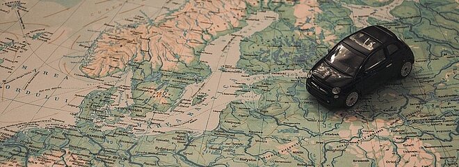 Mini carro em cima de um mapa